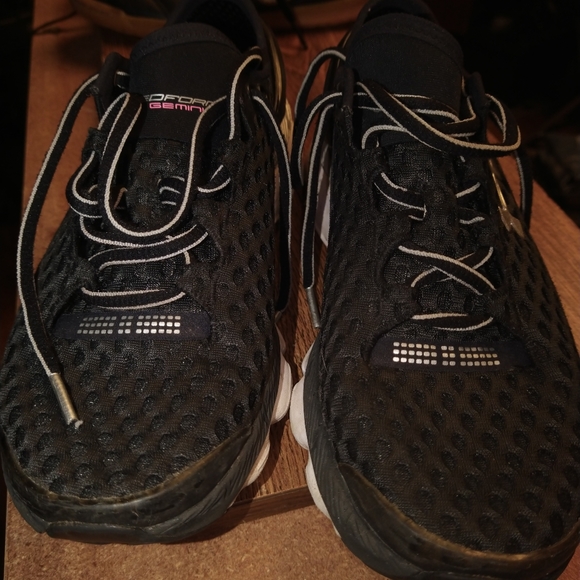 Under Armour shoes size 6.5 Black and white - Picture 3 of 5